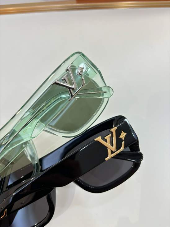 Picture of Louis Vuitton Sunglasses _SKUfw79615793fw
